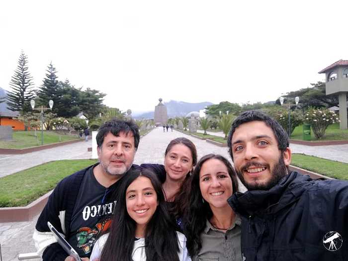 Familia Gonzalez-Acosta en la mitad del mundo