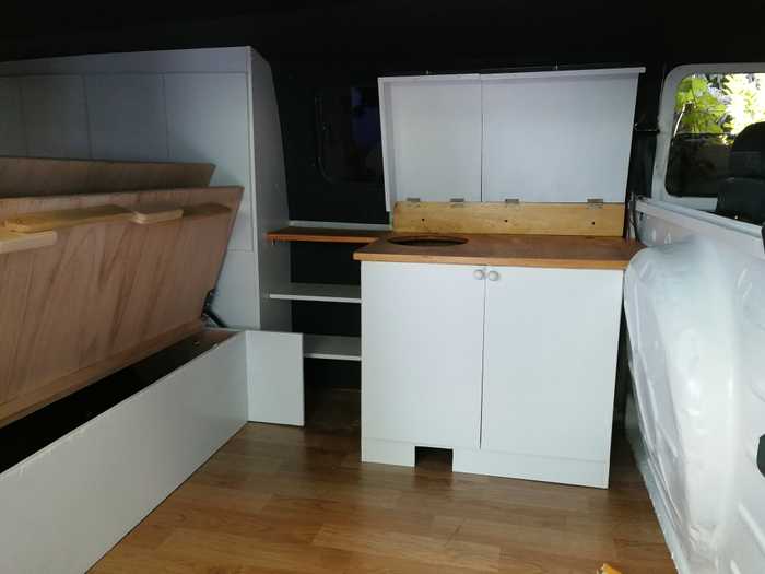 Cocina, armario y pequeña estantería